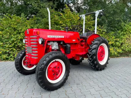1961 McCormick IH 324 S Schmalgleis Vineyard Classic Traktor – RESALE