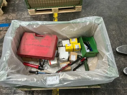 Konvolut Nietwerkzeuge, Nietzangen, Handwerkzeuge und diverses Werkstattzubehör – RESALE