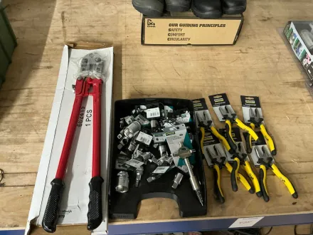 Verschiedene Handwerkzeuge – RESALE