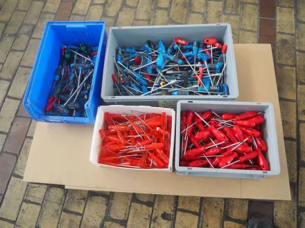 Charge verschiedener Handwerkzeuge – RESALE
