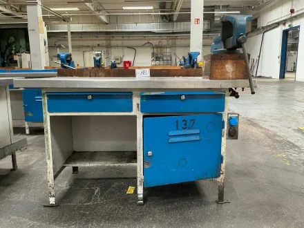 Werkbank mit Schraubstock – RESALE