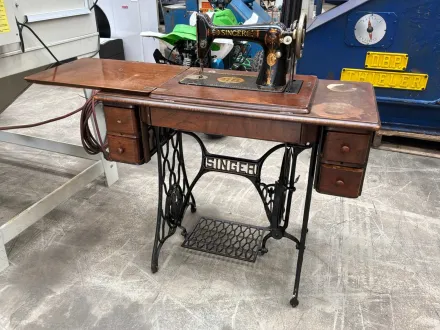 Singer Treadle Nähmaschine mit Holznähmöbeln – RESALE