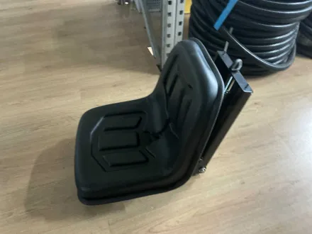 Stuhl mit Sockel – RESALE