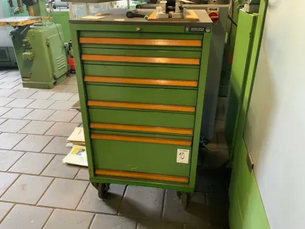 Kommode mit Fräswerkzeugen – RESALE
