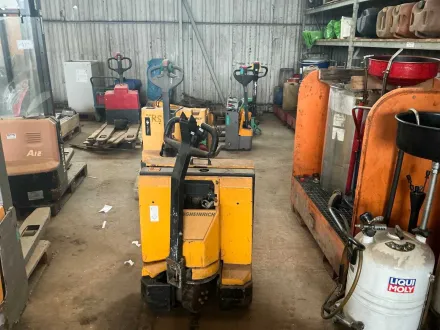 Konvolut aus 7 defekten Elektro-Gabelhubwagen – Ersatzteilträger / Reparaturbedarf – RESALE