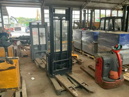 Jungheinrich/Elektric Pallet Defekte Elektro-Gabelhubwagen Ersatzteilträger / Reparaturbedarf (2x) – RESALE