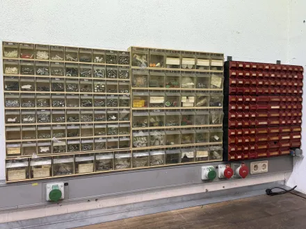 Kleinteil-Sichtregal mit Inhalt – RESALE