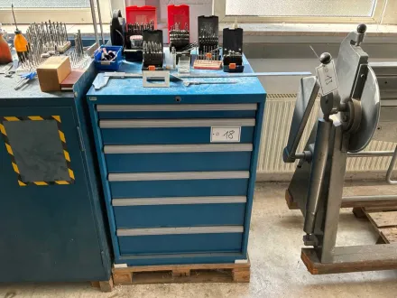 Werkstattschrank mit verschiedenen Werkzeugen – RESALE