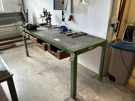 Werkbank mit Schraubstock – RESALE