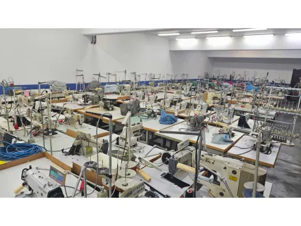 Viele industrielle Nähmaschinen – etwa 100 Stück – RESALE