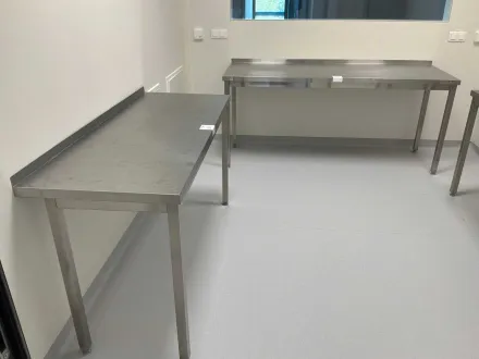 Edelstahl-Arbeitstisch (3x) – RESALE
