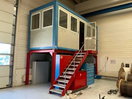 Erhöhter Bürocontainer mit Metallrahmen und Zugangstreppen, verkauft ohne Inhalt – RESALE