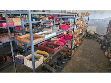 Großer gemischter Bestand an Werkzeugen und Zubehör in der Werkstatt – RESALE