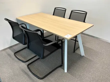 Konferenztisch mit Stühlen (3x) – RESALE