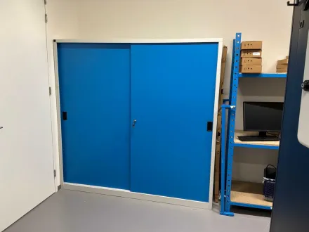 Büromöbel, Lagerregale und IT-Zubehör – RESALE