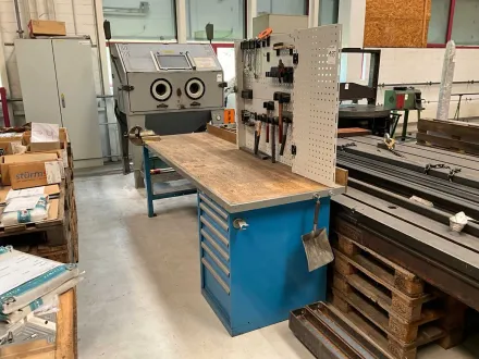 Werkbank mit Schraubstock – RESALE