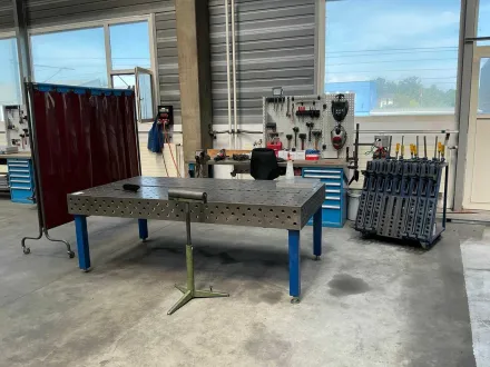 Schweißmaschine mit perforiertem Tisch, beweglicher Wand, LISTA-Werkbank und Klemmsystemen (ohne Sch – RESALE