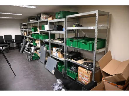 Inhalt IKT-Speicher einschließlich 26 Iiyama-Monitoren – RESALE