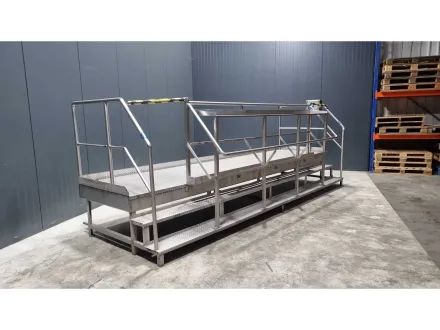 Edelstahlplattform mit Treppen – RESALE