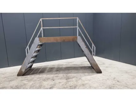 Stahlplattform mit Treppen – RESALE