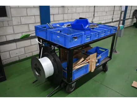 Montagewagen mit verschiedenen Kunststoffschalen mit Installationsmaterial – RESALE