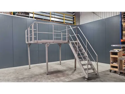 Edelstahlplattform mit Treppen – RESALE