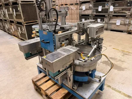 Automatisierte Zuführ- und Montageanlage mit Vibrationsförderern – RESALE