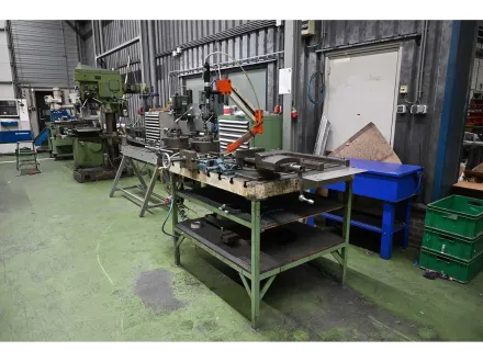 ARM-950-12 Pneumatischer Tap-Arm mit Arbeitstisch und verschiedenen Klemmbaulen – RESALE