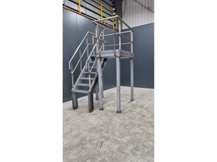 Stahlplattform mit Treppen – RESALE