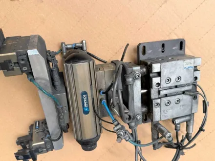 SCHUNK SRU+30-W-180-3-4-M8 SCHUNK SRU+30-W-180-3-4-M8 Dreheinheit mit 2× Greifer JGP 64-1 – RESALE