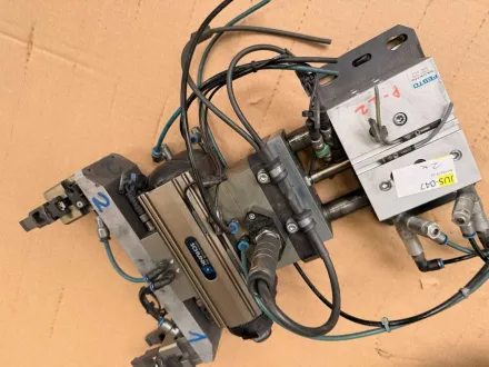 SCHUNK SRU+30-W-180-3-4-M8 SCHUNK SRU+30-W-180-3-4-M8 Dreheinheit mit 2× Greifer JGP 64-1 – RESALE