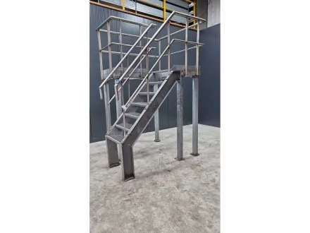 Stahlplattform mit Treppen – RESALE