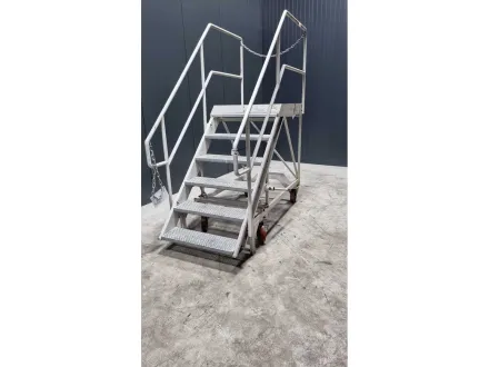 Stahlplattform mit beweglichen Treppen – RESALE