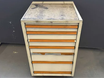 Schubladenschrank mit Inhalt – RESALE