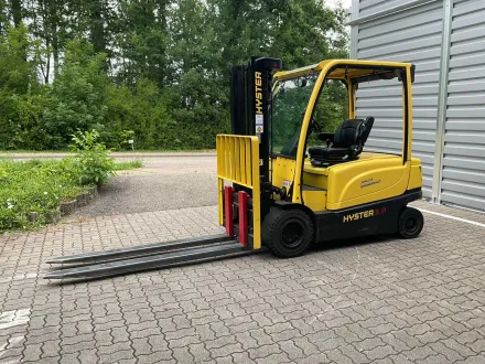 HYSTER J3.0XN 4-Rad Elektro-Gabelstapler – 3.000 kg – nur 600 Bh – RESALE