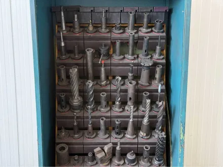 Werkzeugschrank mit Werkzeugen – RESALE