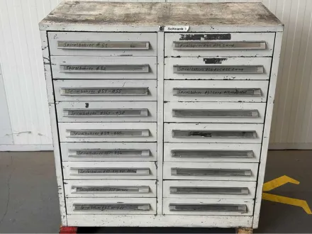 Schubladenschrank mit Spiralbohrern – RESALE