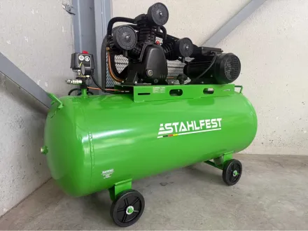 Stahlfest 200-Liter-3-Zylinder-Kolbenkompressor – RESALE