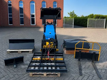 Kompakt-Raupenlader mit Kubota D1105 Dieselmotor und umfangreichem Anbaugerätepaket – RESALE