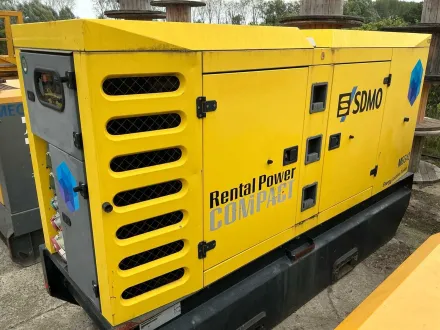 2012 SDMO R220C3/JOHNDEERE Stromgenerator – RESALE