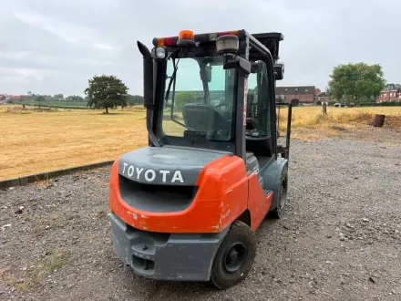 Toyota Tonero Diesel Gabelstapler 30 02-8FDF30 – 3.000 kg – 5 m Auftrieb – 2017 – RESALE