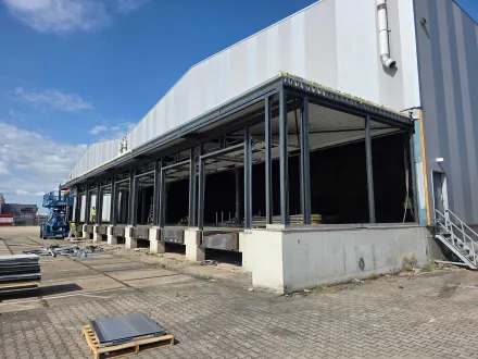 Stahlkonstruktion mit 8 Rolltoren und 8 Ladestellen (8 Ladedocks) – RESALE