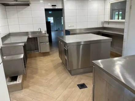 Edelstahl-Küchenlayout mit Kühlschrank/Werkbänken – RESALE