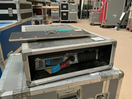 APC - SUA2200RMI2U - 2200W USV – RESALE