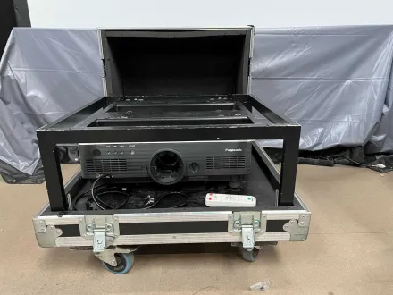 PANASONIC - PT-D5700 EL - DLP 6000 Lumens-Projektor – RESALE