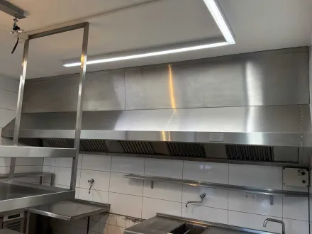 Kombination aus professioneller Edelstahlküche mit Kühlschrank/Werkbänken, Geschirrspülbereich und A – RESALE