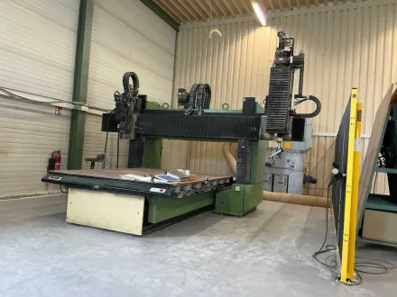 MAKA - KPF 2500 Robot - 1991 - 5-Achsen-Bearbeitungszentrum – RESALE