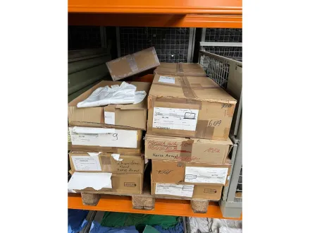 Posten Bundeswehr-Bekleidung aus Lagerbeständen, überwiegend weiße – RESALE