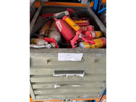 Mischposten Feuerlöscher und Löschgeräte aus Bundeswehr-/Militärbeständen in verschiedenen Ausführun – RESALE