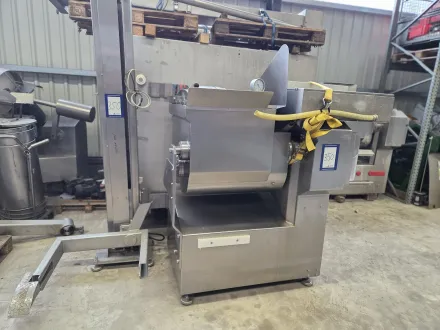 Laska double shaft Z-arm vacuum mixer with lifter – RESALE